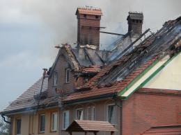 Pożar domu wielorodzinnego w Jełowej. W akcji 14 zastępów straży