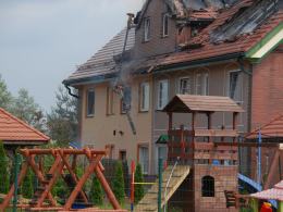 Pożar domu wielorodzinnego w Jełowej. W akcji 14 zastępów straży