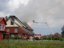 Pożar domu wielorodzinnego w Jełowej. W akcji 14 zastępów straży