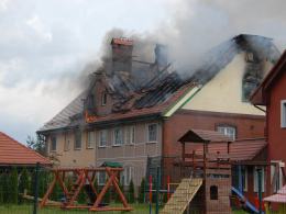 Pożar domu wielorodzinnego w Jełowej. W akcji 14 zastępów straży