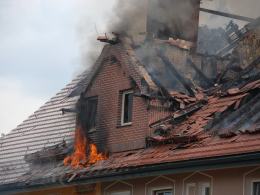 Pożar domu wielorodzinnego w Jełowej. W akcji 14 zastępów straży
