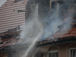 Pożar domu wielorodzinnego w Jełowej. W akcji 14 zastępów straży