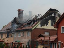 Pożar domu wielorodzinnego w Jełowej. W akcji 14 zastępów straży