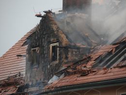 Pożar domu wielorodzinnego w Jełowej. W akcji 14 zastępów straży