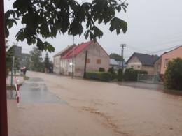 Blisko 80 strażaków odpompowywało wodę po ulewie w Rusocinie (pow. nyski)