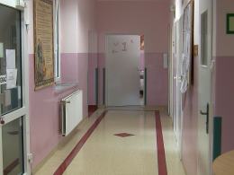 Szpital w Kędzierzynie-Koźlu zniósł opłaty dla rodziców przebywających z dziećmi na oddziałach