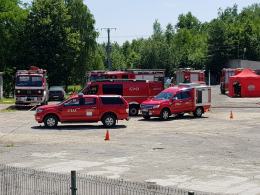 Wyciek chemikaliów w Dąbrowie. Zabezpieczono zbiorniki z nieznaną substancją