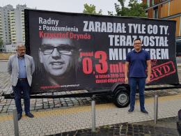 Billboardy z podobizną Krzysztofa Dryndy jeździły po Opolu, dlaczego?