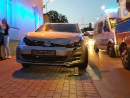 20-latka zderzyła się z golfem i uderzyła w Biedronkę