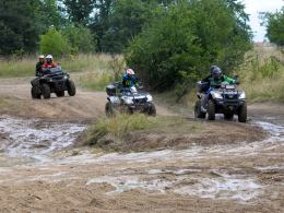 Na poligonie w Winowie trwa Hellowisko, czyli zlot miłośników off-roadu