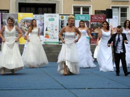 Panny młode w pięknych kreacjach na opolskim rynku, to już 6-ta edycja