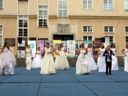 Panny młode w pięknych kreacjach na opolskim rynku, to już 6-ta edycja