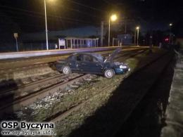Mondeo skończyło dachowanie na torach kolejowych. Kierowca miał 3 promile