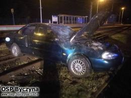 Mondeo skończyło dachowanie na torach kolejowych. Kierowca miał 3 promile