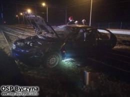 Mondeo skończyło dachowanie na torach kolejowych. Kierowca miał 3 promile