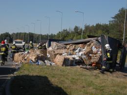Ciężarówka z makulaturą przewróciła się na rondzie Szczakiela w Opolu