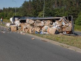 Ciężarówka z makulaturą przewróciła się na rondzie Szczakiela w Opolu