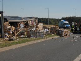 Ciężarówka z makulaturą przewróciła się na rondzie Szczakiela w Opolu