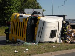 Ciężarówka z makulaturą przewróciła się na rondzie Szczakiela w Opolu