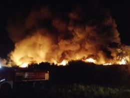 Pożar składowiska śmieci w Dąbrowie Niemodlińskiej. W akcji ponad 30 jednostek straży