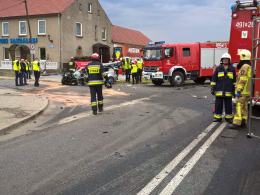 Osobówka zderzyła się z samochodem ciężarowym. Nie żyje starsza kobieta