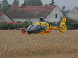 Śmigłowiec runął na pole w Domecku. 2 osoby nie żyją