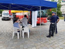 Na Placu Dworca PKP trwa zbiórka krwi pod hasłem "Krew dla pieszych - ofiar wypadków drogowych"