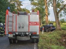 Poważny wypadek w Chróścinie. Ranni po uderzeniu w drzewo