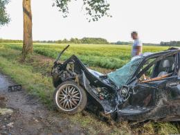 Poważny wypadek w Chróścinie. Ranni po uderzeniu w drzewo