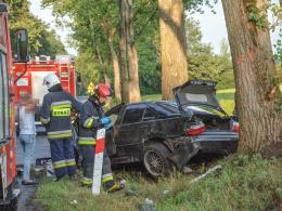 Poważny wypadek w Chróścinie. Ranni po uderzeniu w drzewo