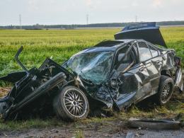 Poważny wypadek w Chróścinie. Ranni po uderzeniu w drzewo