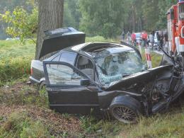 Poważny wypadek w Chróścinie. Ranni po uderzeniu w drzewo