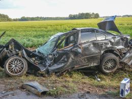 Poważny wypadek w Chróścinie. Ranni po uderzeniu w drzewo