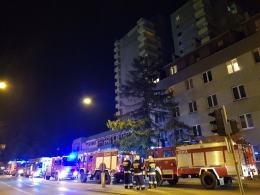 Pożar na 12 piętrze w wieżowcu. Na miejscu 7 jednostek straży pożarnej