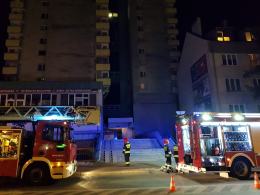 Pożar na 12 piętrze w wieżowcu. Na miejscu 7 jednostek straży pożarnej