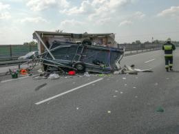 A4: Z osobówki odpięła się przyczepa kempingowa, doszło do zderzenia