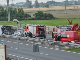 A4: Z osobówki odpięła się przyczepa kempingowa, doszło do zderzenia