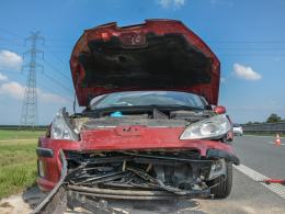 A4: Z osobówki odpięła się przyczepa kempingowa, doszło do zderzenia