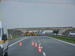 A4: Z osobówki odpięła się przyczepa kempingowa, doszło do zderzenia