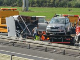 A4: Z osobówki odpięła się przyczepa kempingowa, doszło do zderzenia