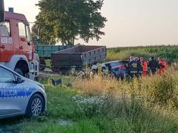 3 osoby poszkodowane po zderzeniu osobówki z maszyną rolniczą