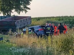 3 osoby poszkodowane po zderzeniu osobówki z maszyną rolniczą