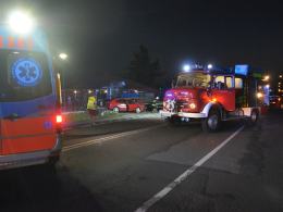 Wrzoski: auto osobowe uderzyło w naczepę TIR-a, droga we Wrzoskach zablokowana