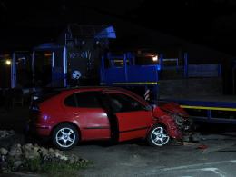Wrzoski: auto osobowe uderzyło w naczepę TIR-a, droga we Wrzoskach zablokowana