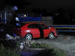 Wrzoski: auto osobowe uderzyło w naczepę TIR-a, droga we Wrzoskach zablokowana