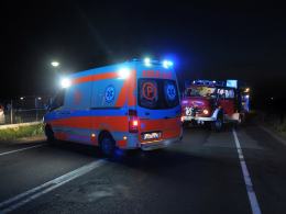 Wrzoski: auto osobowe uderzyło w naczepę TIR-a, droga we Wrzoskach zablokowana