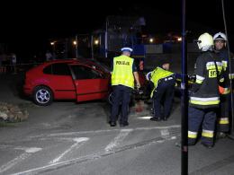Wrzoski: auto osobowe uderzyło w naczepę TIR-a, droga we Wrzoskach zablokowana