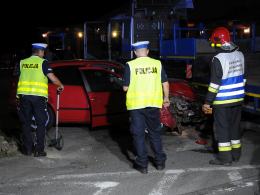 Wrzoski: auto osobowe uderzyło w naczepę TIR-a, droga we Wrzoskach zablokowana