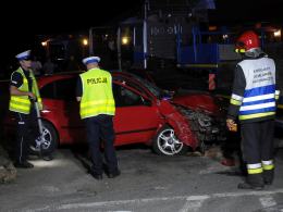 Wrzoski: auto osobowe uderzyło w naczepę TIR-a, droga we Wrzoskach zablokowana