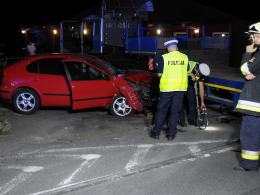 Wrzoski: auto osobowe uderzyło w naczepę TIR-a, droga we Wrzoskach zablokowana